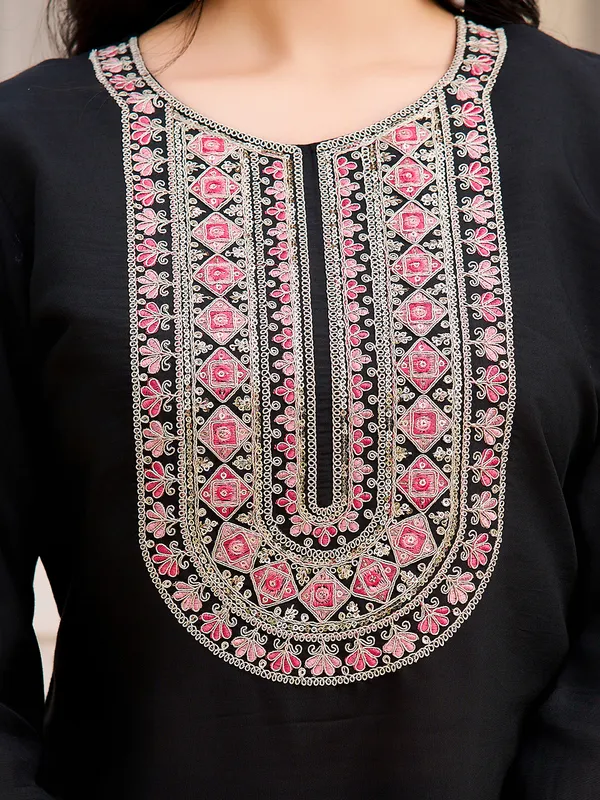 Black_Cotton_Blend_Straight_Calf_Length_Round_Neck_Kurta_Sets_For_Women