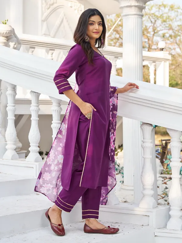 Purple_Pure_Silk_Straight_Calf_Length_V-Neck_Kurta_Sets_For_Women
