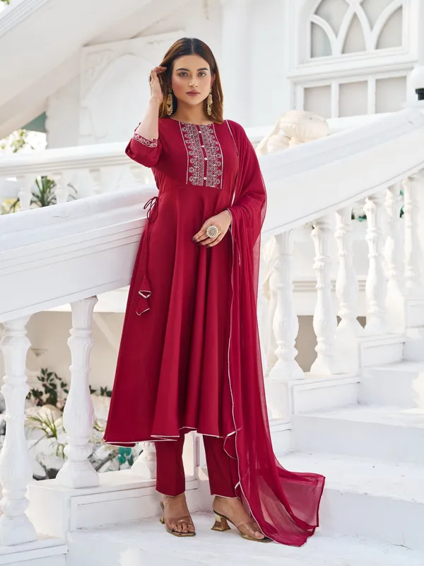 Maroon_Pure_Silk_Straight_Calf_Length_V-Neck_Kurta_Sets_For_Women
