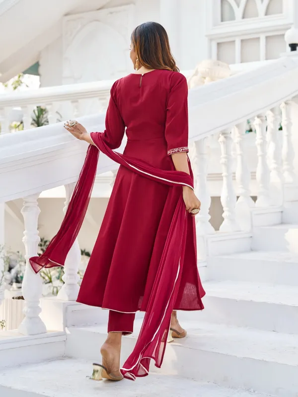 Maroon_Pure_Silk_Straight_Calf_Length_V-Neck_Kurta_Sets_For_Women