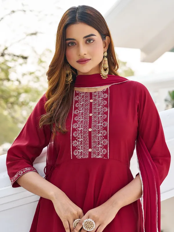 Maroon_Pure_Silk_Straight_Calf_Length_V-Neck_Kurta_Sets_For_Women