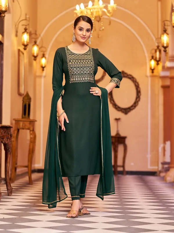 Green_Viscose_Rayon_Straight_Calf_Length_Round_Neck_Kurta_Sets_For_Women