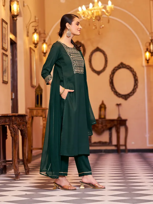 Green_Viscose_Rayon_Straight_Calf_Length_Round_Neck_Kurta_Sets_For_Women