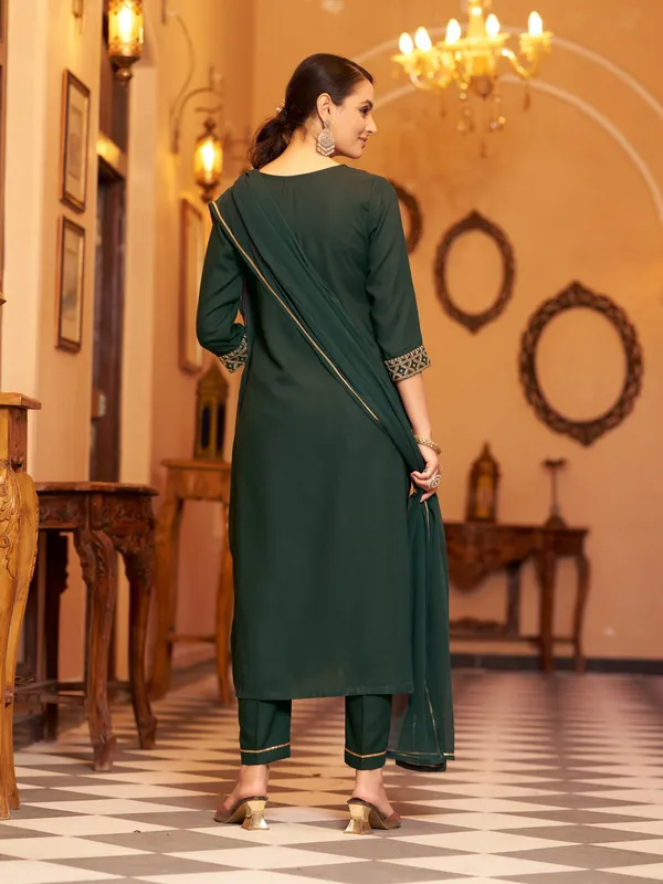 Green_Viscose_Rayon_Straight_Calf_Length_Round_Neck_Kurta_Sets_For_Women