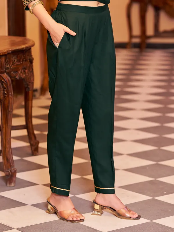 Green_Viscose_Rayon_Straight_Calf_Length_Round_Neck_Kurta_Sets_For_Women