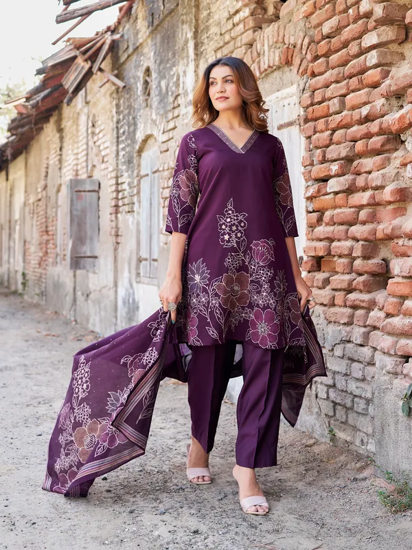 Violet_Pure_Silk_Straight_Calf_Length_V-Neck_Kurta_Sets_For_Women