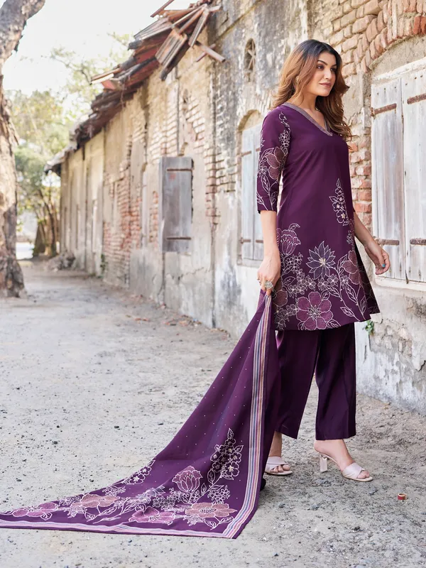 Violet_Pure_Silk_Straight_Calf_Length_V-Neck_Kurta_Sets_For_Women