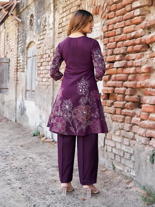 Violet_Pure_Silk_Straight_Calf_Length_V-Neck_Kurta_Sets_For_Women