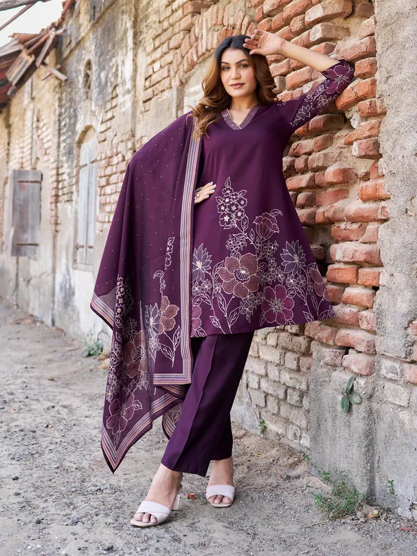 Violet_Pure_Silk_Straight_Calf_Length_V-Neck_Kurta_Sets_For_Women