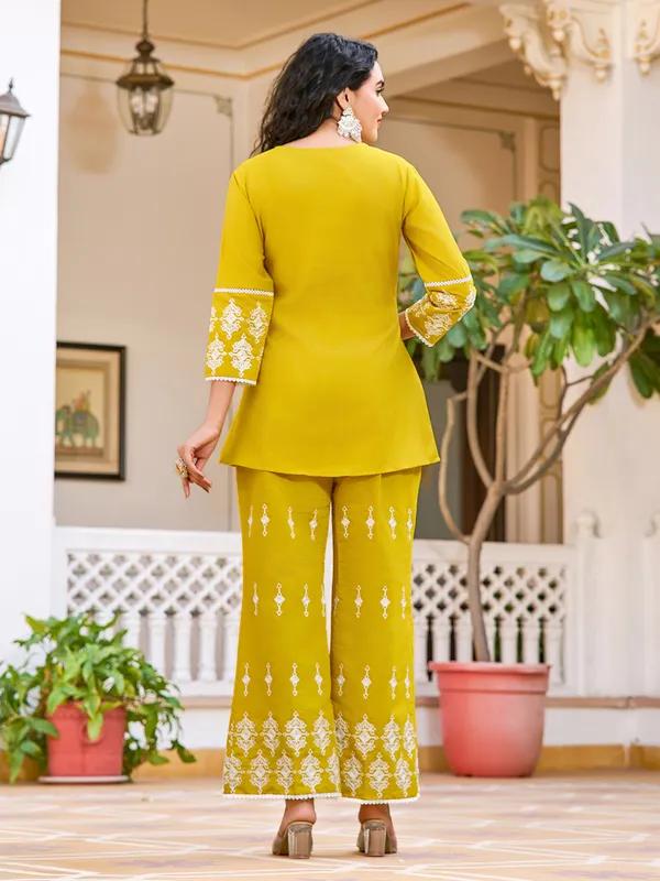 Mustard_Silk_Blend_V-Neck_Three-Quarter_Sleeves_Embroidered_Trending_Co-Ords_For_Women