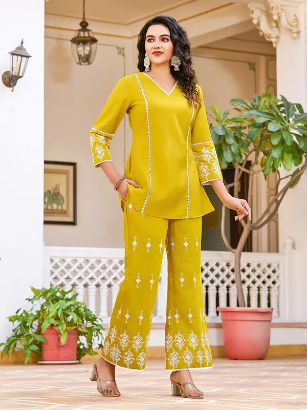 Mustard_Silk_Blend_V-Neck_Three-Quarter_Sleeves_Embroidered_Trending_Co-Ords_For_Women