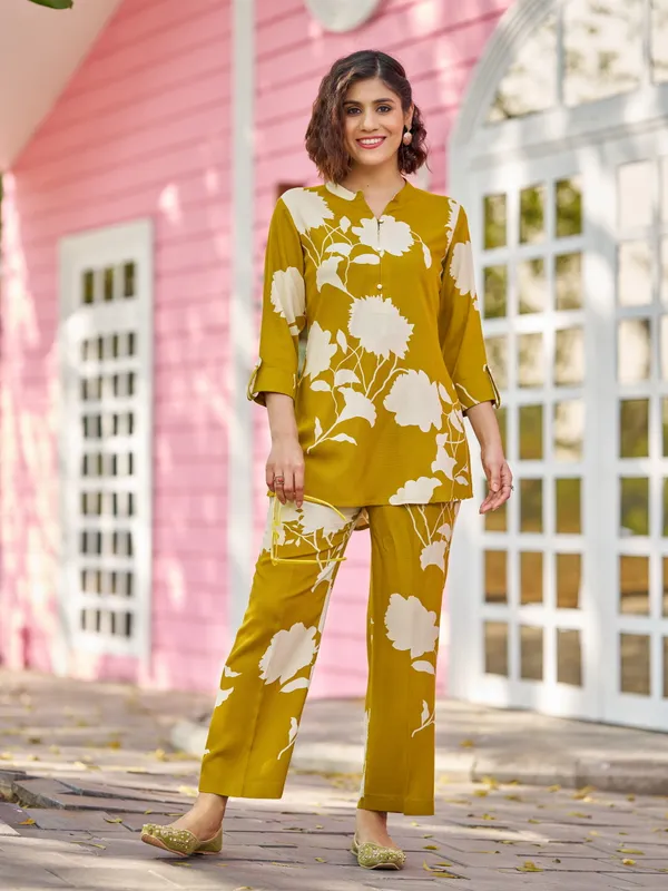 Olive_Viscose_Rayon_V-Neck_Three-Quarter_Sleeves_Printed_Co-Ords_For_Women