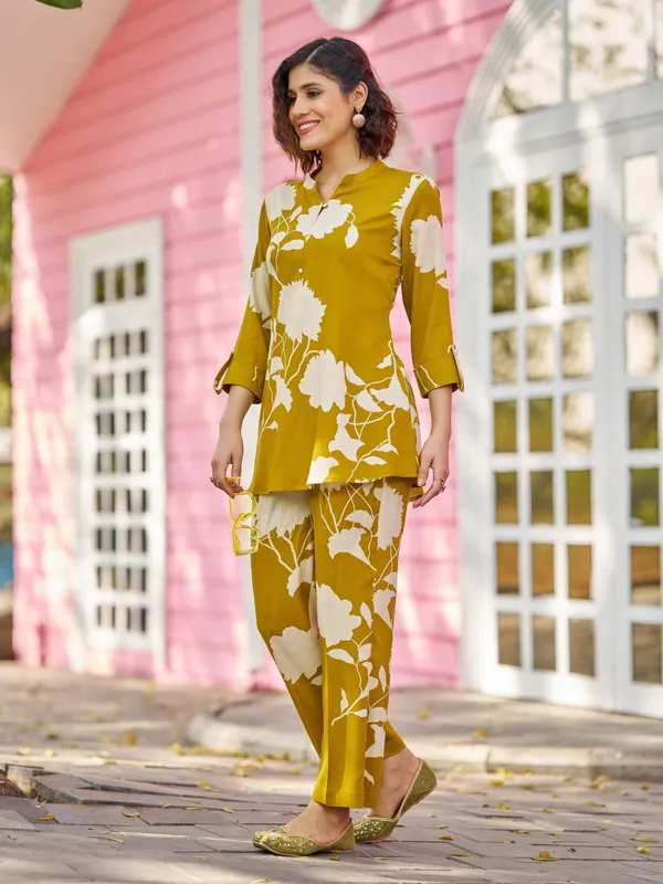 Olive_Viscose_Rayon_V-Neck_Three-Quarter_Sleeves_Printed_Co-Ords_For_Women