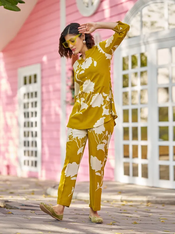 Olive_Viscose_Rayon_V-Neck_Three-Quarter_Sleeves_Printed_Co-Ords_For_Women