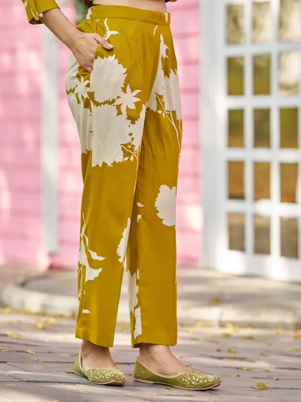 Olive_Viscose_Rayon_V-Neck_Three-Quarter_Sleeves_Printed_Co-Ords_For_Women
