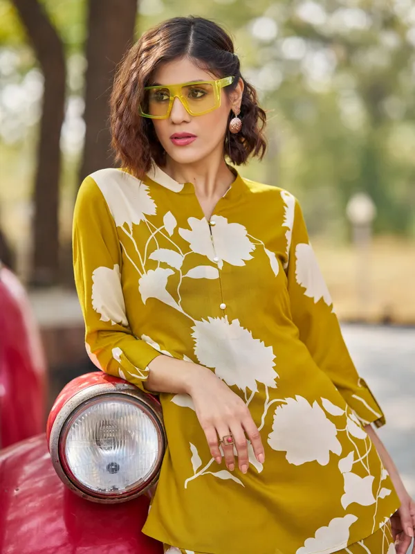 Olive_Viscose_Rayon_V-Neck_Three-Quarter_Sleeves_Printed_Co-Ords_For_Women