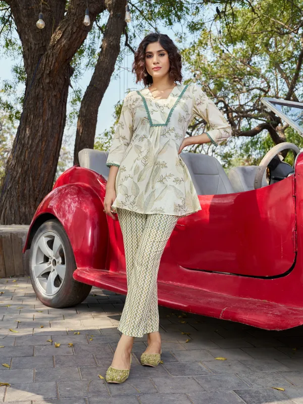Cream_Pure_Cotton_V-Neck_Three-Quarter_Sleeves_Printed_Co-Ords_For_Women