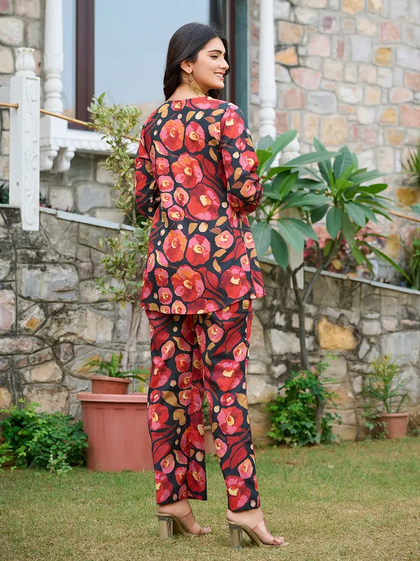 Black_Silk_Blend_V-Neck_Three-Quarter_Sleeves_Printed_Co-Ords_For_Women
