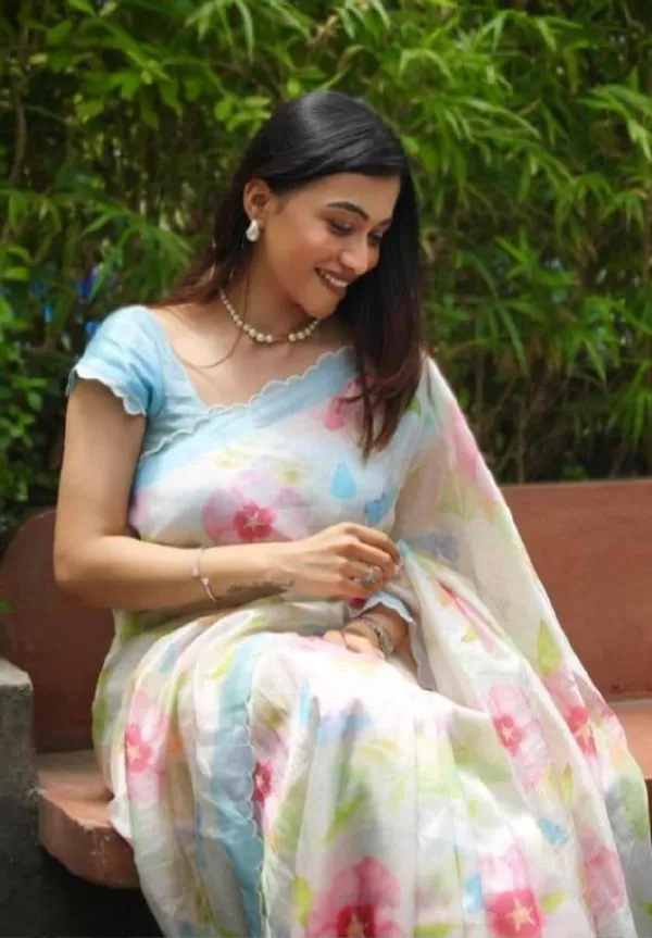 BEAUTIFUL_Flower_Design_Saree_With_Cut_Work_Border_Saree