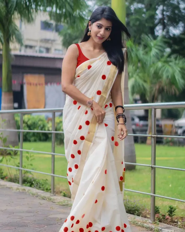 BEAUTIFUL_Cream_Colour_Premium_Saree_With_Gold_Jari_Border