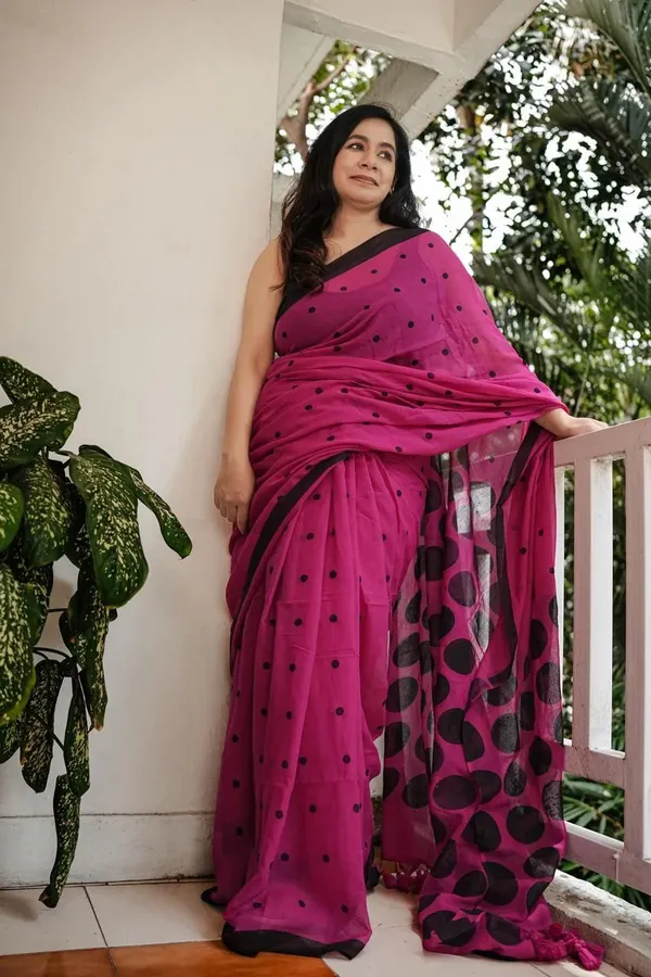 WHITE_&_PINK_SOFT_LINEN_SAREES