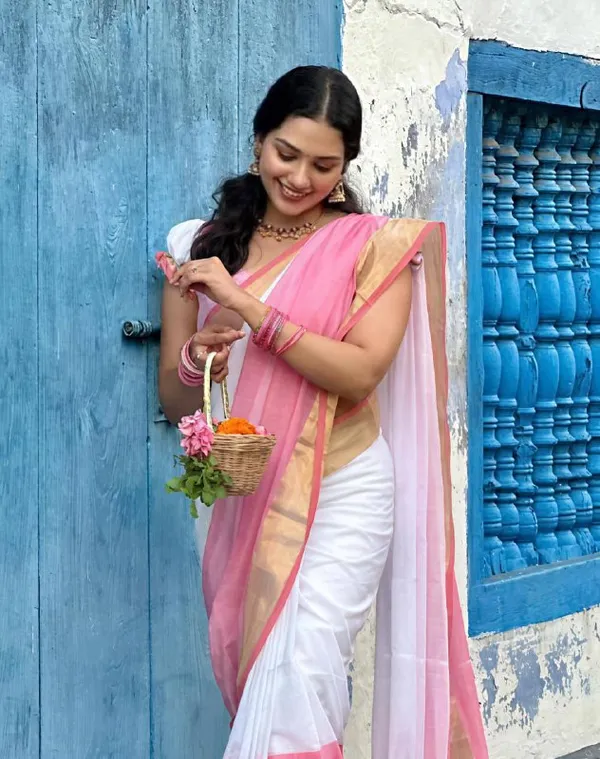 PEACH_&_WHITE_Colour__soft_linen_cotton_saree_With_Gold_Jari_Border