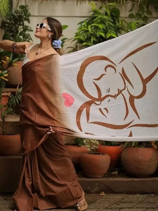 BEAUTIFUL_Pallu_Design_Brown_And_Cream_Combination_Saree_With_Printed_Blouse__