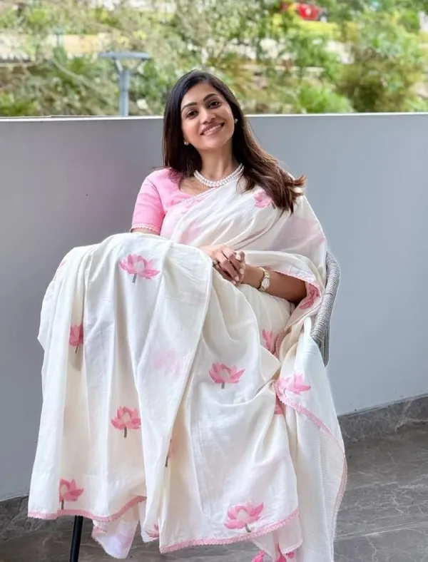 Beautiful_White_Linen_Saree_With_Floral_Print_With_Lace_Border