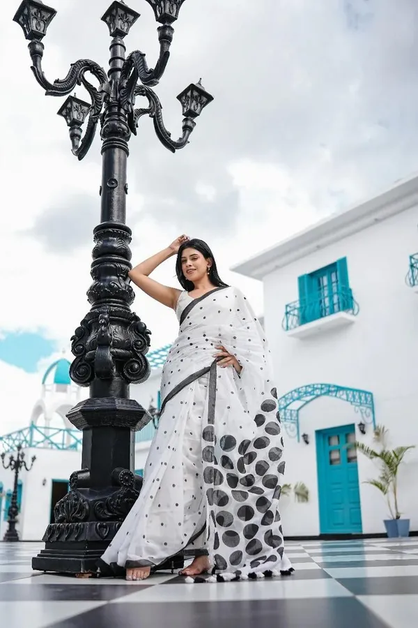 WHITE_&_BLACK_SOFT_LINEN_SAREES
