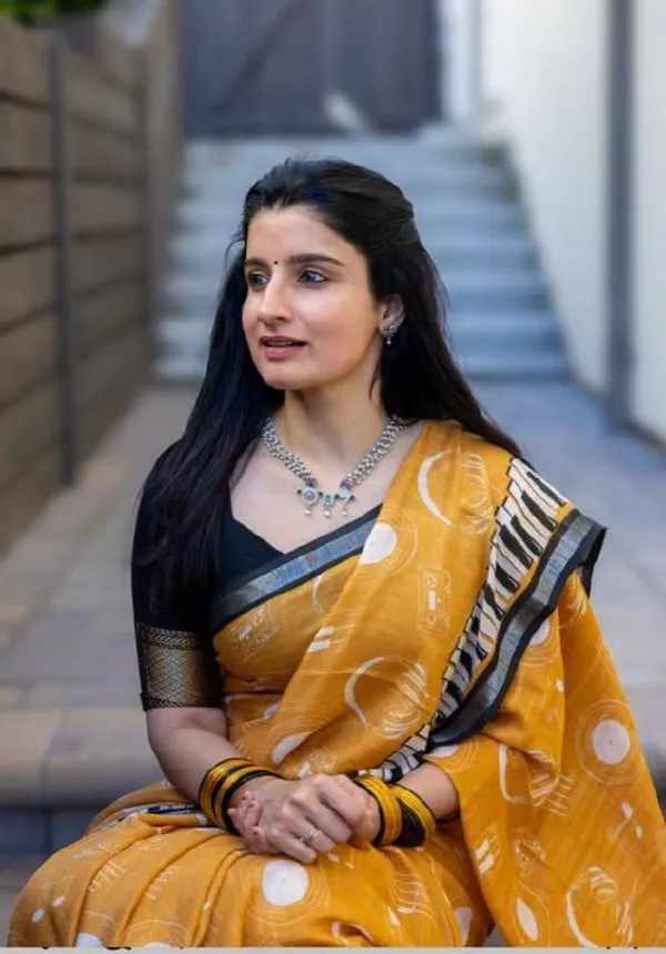 BEAUTIFUL_Yellow_Colour_Premium_Saree_With_Gold_Jari_Border