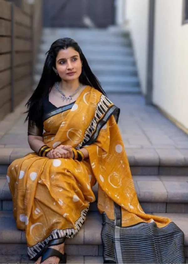 BEAUTIFUL_Yellow_Colour_Premium_Saree_With_Gold_Jari_Border