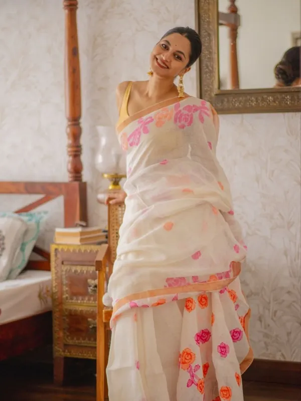 Whaite_&_Pink_Premium_Saree_And_Gold_Border