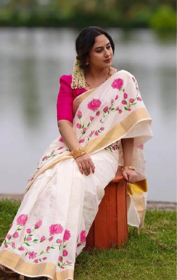 BEAUTIFUL_White_And_Rani_Colour_Premium_Saree_With_Gold_Jari_Border