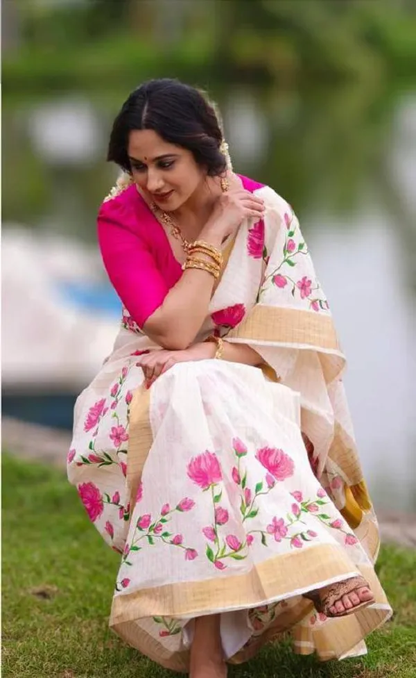 BEAUTIFUL_White_And_Rani_Colour_Premium_Saree_With_Gold_Jari_Border
