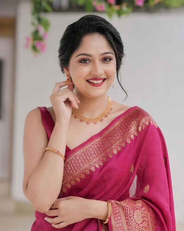 Luxury_Pink_Woven_Saree_with_Rich_Jacquard_Border