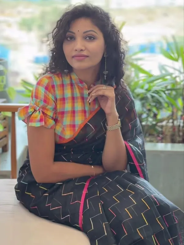 Premium_Black_Linen_Sarees
