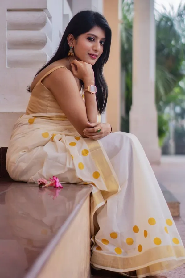 PREMIUM_Gold_jari_border_saree_with_beautiful_design