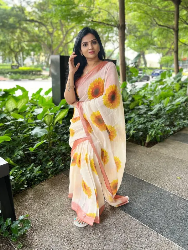 BEAUTIFUL_Yellow_Colour_Premium_Saree_With_Gold_Jari_Border