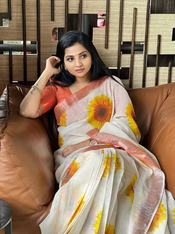 BEAUTIFUL_Yellow_Colour_Premium_Saree_With_Gold_Jari_Border