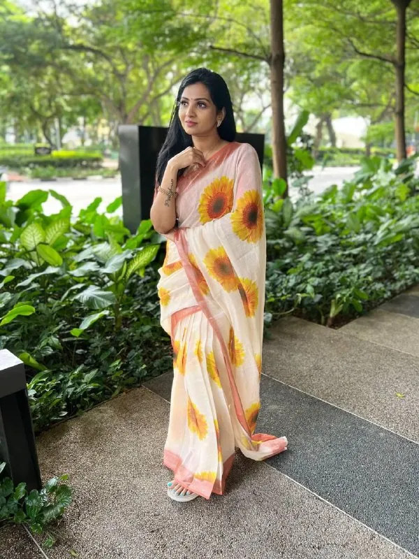 BEAUTIFUL_Yellow_Colour_Premium_Saree_With_Gold_Jari_Border