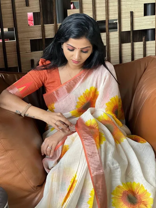 BEAUTIFUL_Yellow_Colour_Premium_Saree_With_Gold_Jari_Border