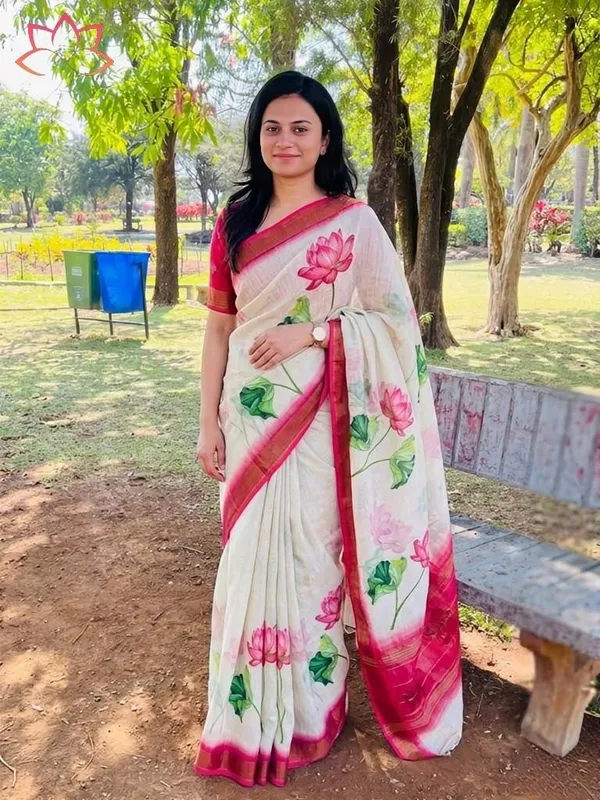 White_Sarees_And_Flower_Combination