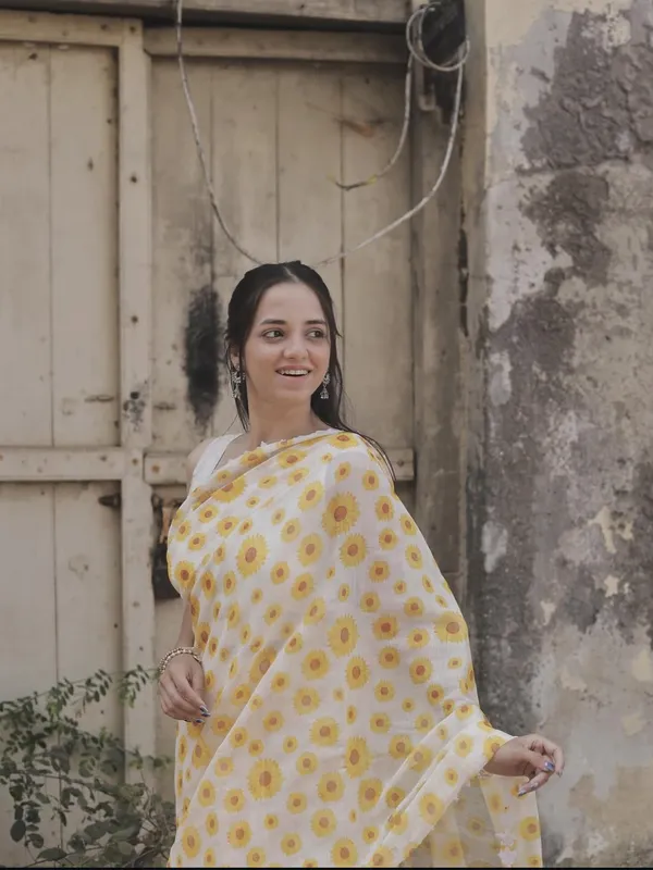 Yellow_Flower_Party_Wear_Sarees