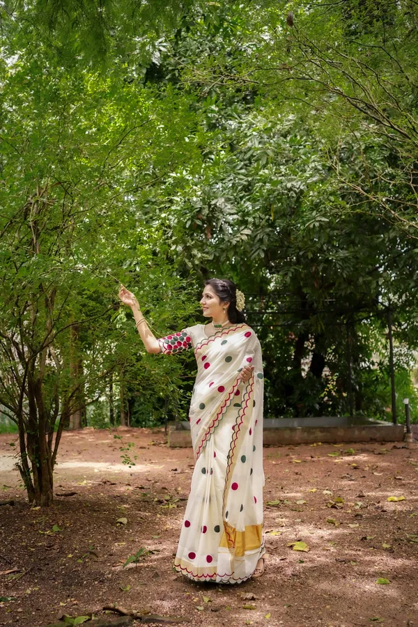 Cream_Premium_Linen_Cotton_Saree_With_Cut_Work_Border_With_Golden_Zari_Border_Saree_And_Blouse_For_Women