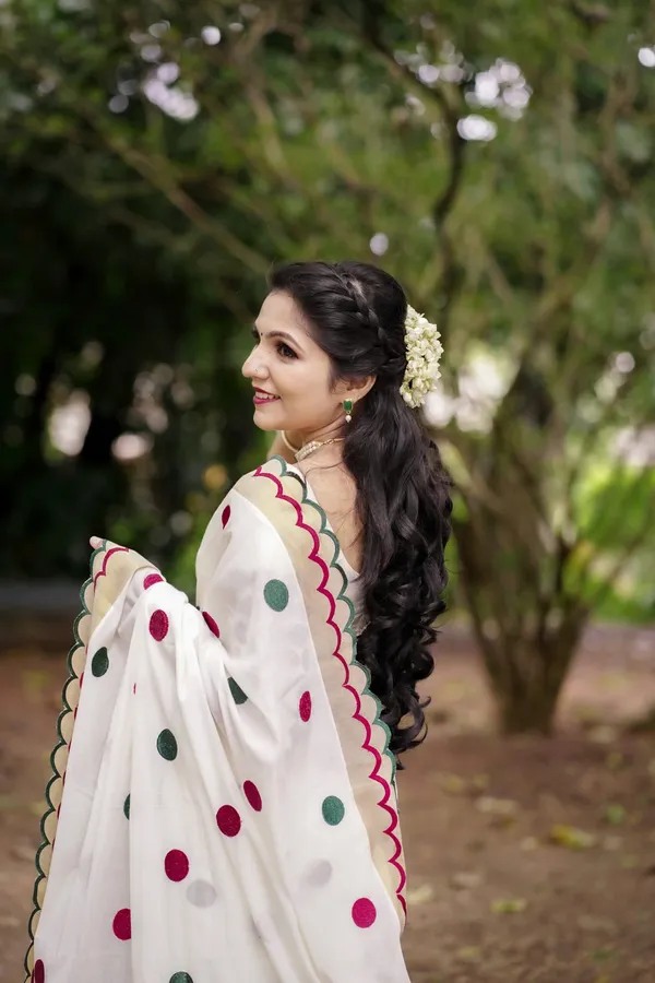 Cream_Premium_Linen_Cotton_Saree_With_Cut_Work_Border_With_Golden_Zari_Border_Saree_And_Blouse_For_Women