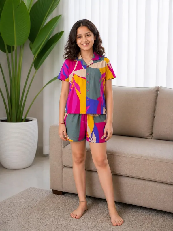 Girls_Shirt_With_Shorts