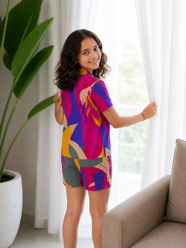 Girls_Shirt_With_Shorts