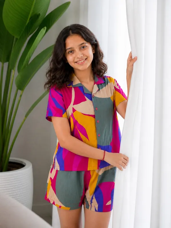 Girls_Shirt_With_Shorts