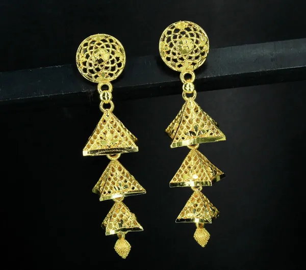 Gold_Elegant_Jhumki_Earring_For_Women
