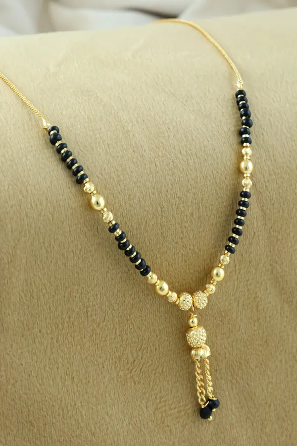 Black_&_Gold_Elegant_Mangalsutra_For_Women